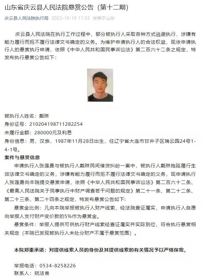 派出所新分派来一批刚从警校结业的练习生，王连贵的师傅是干了七年的“片儿警”杨国力。杨国力将小王先容给居委会，居委会的老太太们热情地向他诠释管片儿的工作，要以户籍办理为根本，治安工作为主。 晚上正逢杨国力值夜班，有人被狗咬伤。说是一条黑狗疯狂地扑向路人，会不会是疯狗?杨国力当即向所长报告请示，所长判断决议：组织气力，敏捷找到野狗，以防再咬伤其他大众。 平易近警们个个手持木棒，四周往寻觅狗，终究在一个荒疏的院子里找到，年夜家追到街大将狗乱棍打死。送防疫站查验，公然是条疯狗。防疫站给派出所敲了个警钟：狂犬病的灭亡率是百分之百，对加入灭狗的平易近警必需采纳防疫办法。 为了确保居平易近的平安，派出所要求平易近警们深切查询拜访是不是还有疯狗，并向居平易近们宣扬狂犬病的风险性及城市禁养犬的需要性。所长指派杨国力首要负责此次姑且放置的突击灭犬工作。 杨国力常常加班，可贵有个礼拜天能闲下来陪三岁的儿...